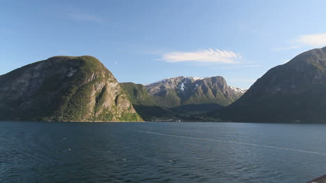 Norwegische-Berge-Erheben-Sich-über-Sognefjord-C