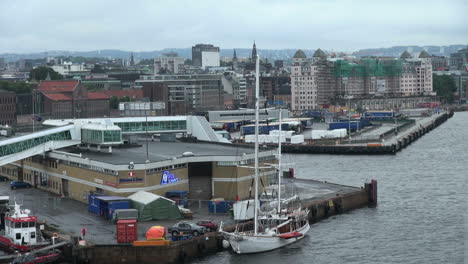 Oslo-approaching-city