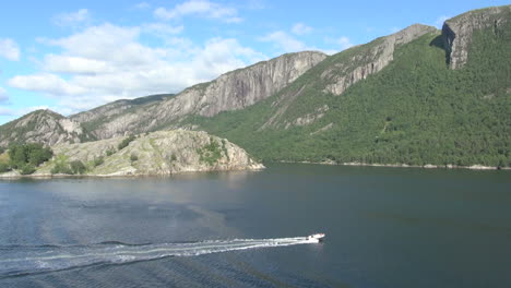 Norwegen-Lysefjord-Ein-Schnelles-Boot-Hinterlässt-Eine-Spur-S