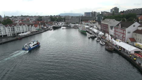 Barco-Del-Puerto-Interior-De-Stavanger-Noruega