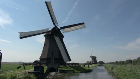 Niederländische-Kinderdijk-Windmühle-Dreht-Sich-über-Dem-Abfluss-In-Den-Kanal-10
