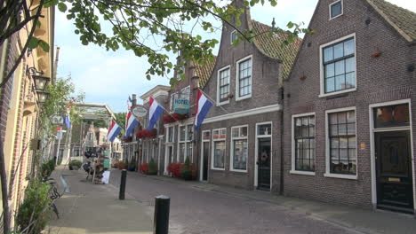Niederlande-Edam-Beherbergt-Holländische-Flaggen