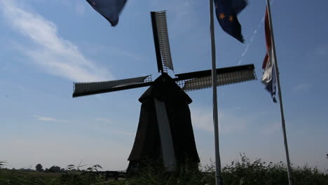 Niederlande-Kinderdijk-Windmühlenblätter-Drehen-Sich-Unter-Flaggen-8
