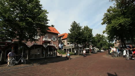 Niederlande-Bergen-Fahrradverkehr-Auf-Ziegelsteinpflaster-On