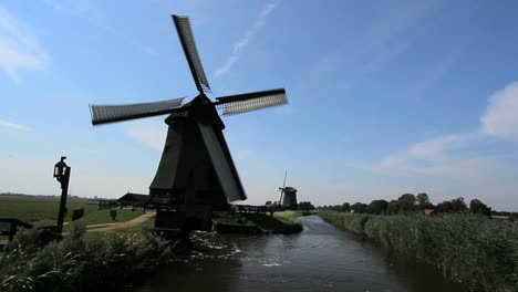 Niederlande-Kinderdijk-Windmühle-Dreht-Sich-Auf-Der-Seite-Des-Kanals-9