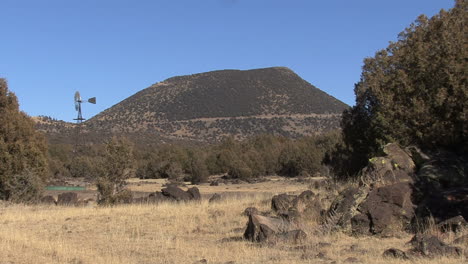 Volcán-Capulín-De-Nuevo-México.-Y-Molino-De-Viento-6