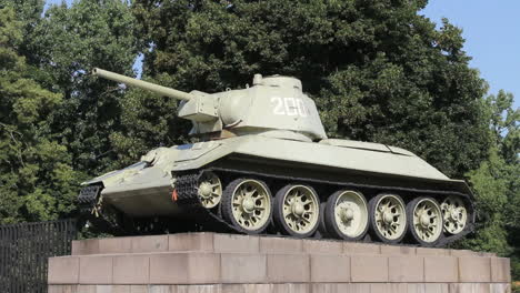 Germany-Berlin-Tiergarten-old-tank-at-WWII-Memorial