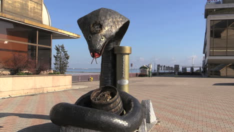 Ucrania-Odessa-Pier-Serpiente-Estatua-Cx