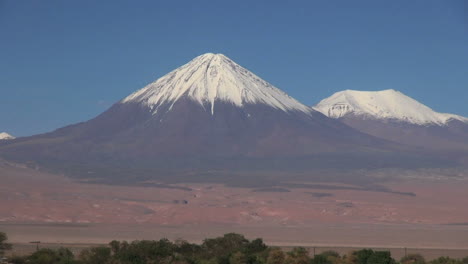 Atacama-Volcán-Licancabur-Con-Nieve-En-La-Cumbre