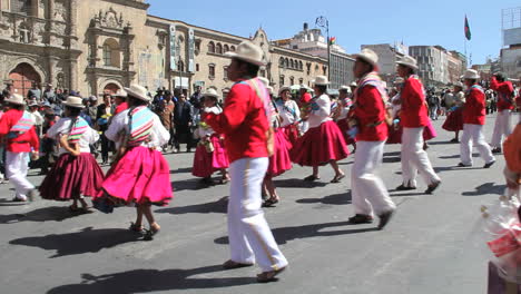 La-Paz-Party-Tänzer-In-Rot