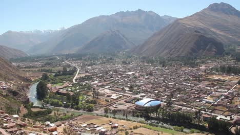 Peru-Heiliges-Tal-Stadt-Entlang-Fluss-Und-Steilen-Hängen