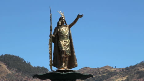 Peru-Cusco-Statue-Der-Inka