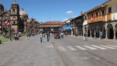 Cusco-Street-By-Plaza-Con-Tráfico-C