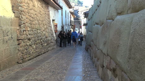 Cusco-Street-Mit-Inka-Mauerwerk-S