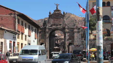 Cusco-Tor-Mit-Verkehr