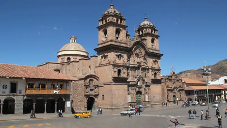 Cusco-Plaza-Und-Die-Firmenkirche