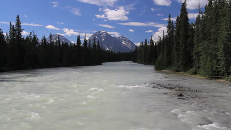 Canadian-Rockies-Athabasca-Río-distant-montaña