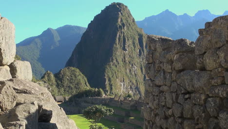 Machu-Picchu-&-Huayna-Picchu-framed-with-walls