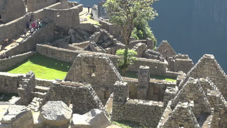 Machu-Picchu-dwellings-without-roofs-s