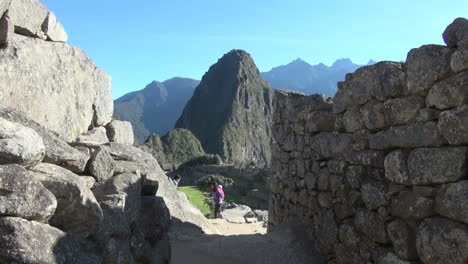 Machu-Picchu-&-Huayna-Picchu-family-exploring