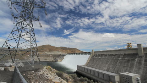 Washington-Grand-Coulee-Damm-Mit-Turm-Und-Leitungen-3