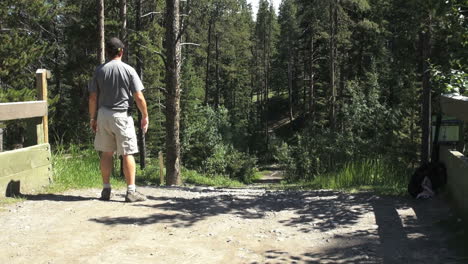 Kanada-Alberta-Banff-Discgolfplatz-Weitwurf-Zwischen-Hohen-Bäumen-2