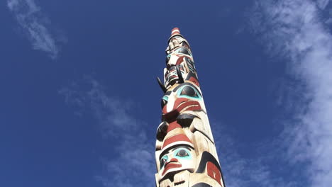 Kanada-Alberta-Jaspis-Totempfahl-Gegen-Blauen-Himmel