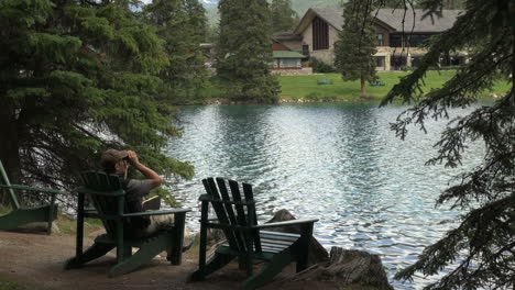 Kanada-Alberta-Jasper-Lodge-Holzstuhl-Am-Teich-17