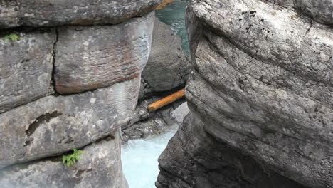 Canada-Jasper-NP-Malign-Canyon-rock-walls-c