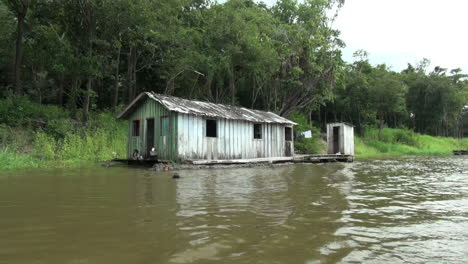 Amazonas-Enero-Lago-Casa-Con-Letrina