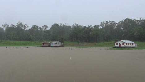 Amazonas-Regnet-Auf-See-Im-Januar