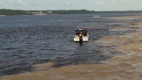 Amazonas-Meeting-Der-Gewässer-Mit-Boot