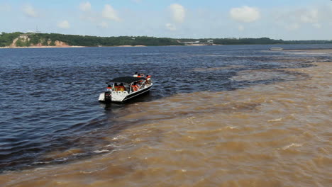 Amazonas-Kleines-Boot-Beim-Treffen-Der-Gewässer