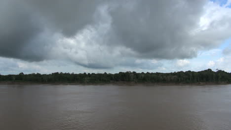 Amazonasfluss-Mit-Dunklen-Wolken-With