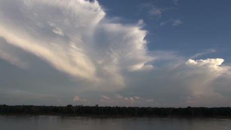 Espectacular-Nube-Que-Se-Eleva-Sobre-El-Río-Amazonas-De-Brasil