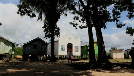 Pueblo-De-La-Isla-Amazónica-De-Brasil-Con-Iglesia