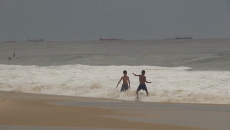 Rio-De-Janeiro-Ipanema-Beach-Boys-Spielen-In-Wellen