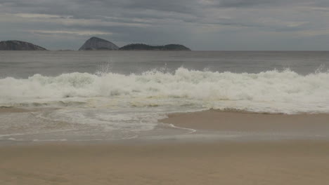 Rio-de-Janeiro-Ipanema-Beach-waves-and-islands