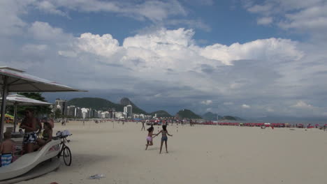 Rio-De-Janeiro-Copacabana-Mädchen-Am-Strand-S