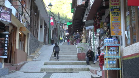 Peru-Aguas-Calientes-Geschäfte-Entlang-Der-Treppe