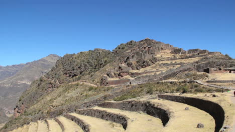 Peru-Pisac-Geschwungene-Terrassen-Und-Inkaruinen-Am-Hügel-1