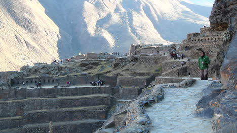 Peru-Sacred-Valley-Ollantaytambo-Mann-Auf-Dem-Weg-Zum-Eingang-4