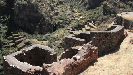 Perú-Pisac-Colina-En-Ruinas-Gruesas-Casas-De-Piedras-4