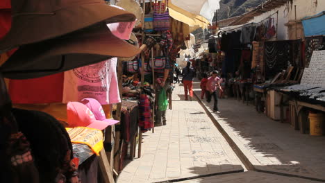 Peru-Pisac-Markt-Gepflasterter-Gang-Voller-Waren-8
