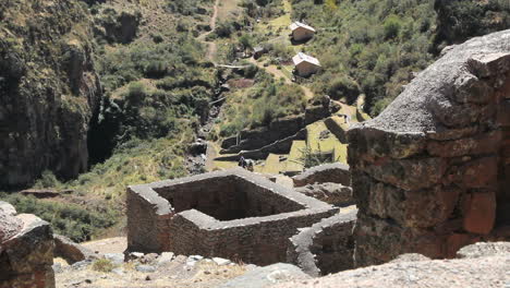 Peru-Pisac-Steinkabine-Und-Zerklüfteter-Talboden-5