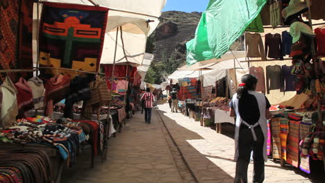 Peru-Pisac-Markt-Schattiger-Bürgersteig-Und-Waren-3