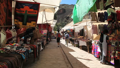 Peru-Pisac-Marktkäufer-Gehen-An-Den-Waren-Auf-Dem-Display-Vorbei