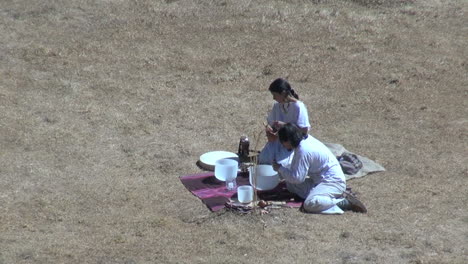 Peru-Moray-Ritual-Gießen-Flüssigkeit