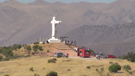 Peru-Sacsayhuamán-Christ-with-tourist-bus