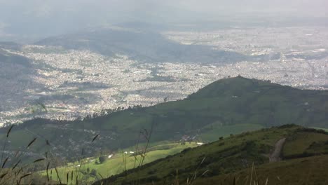 Quito-Vom-Berggipfel-Aus